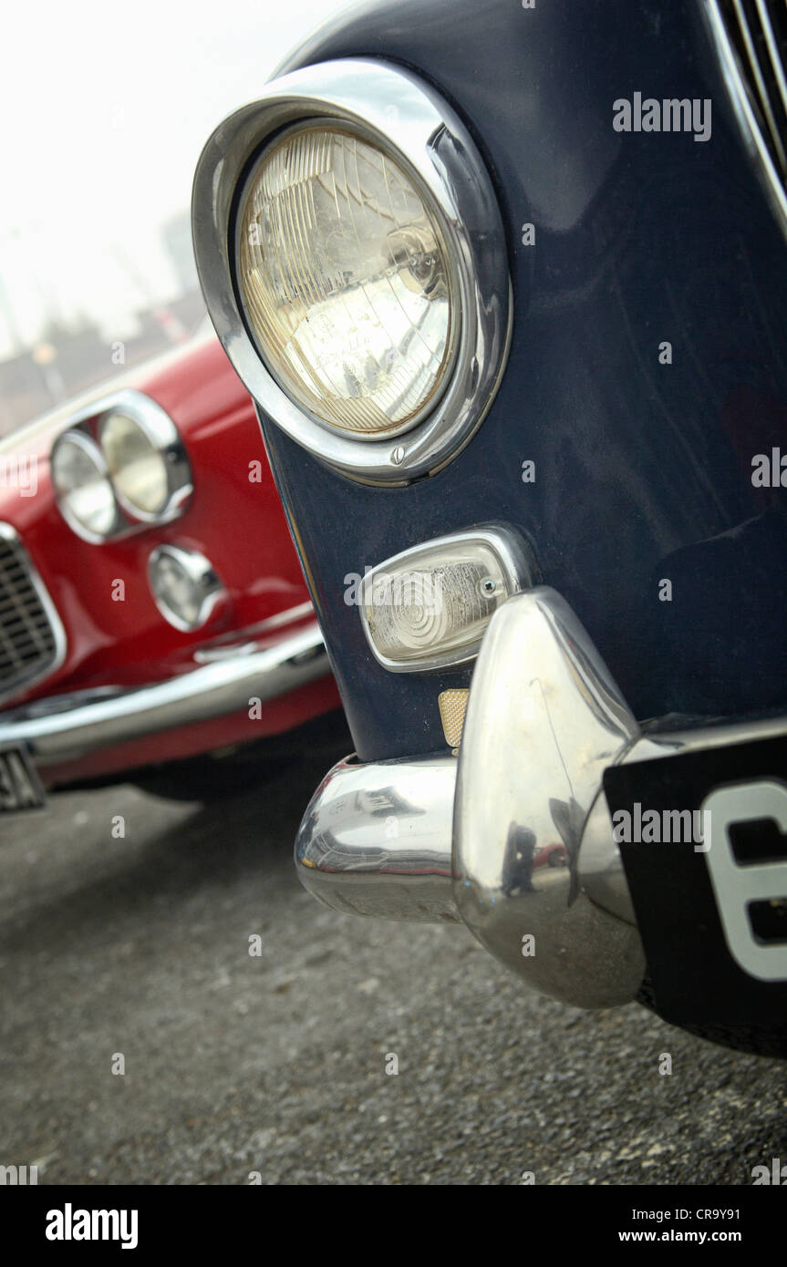 Faro anteriore di un classico della vettura italiana Foto Stock