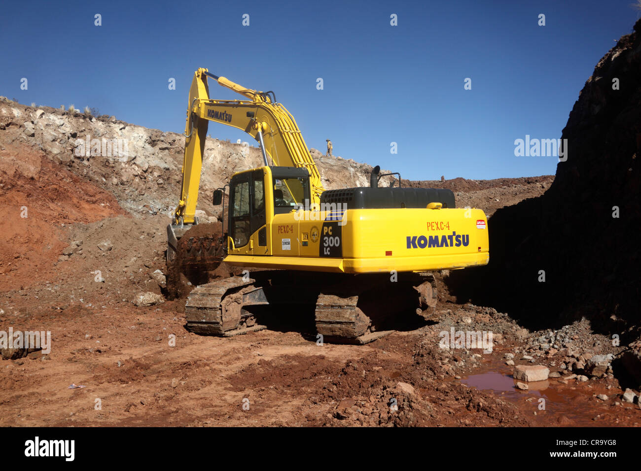 Un escavatore Komatsu PC 300LC viene utilizzato in un progetto di costruzione di strade negli altopiani del dipartimento di Potosi, Bolivia Foto Stock