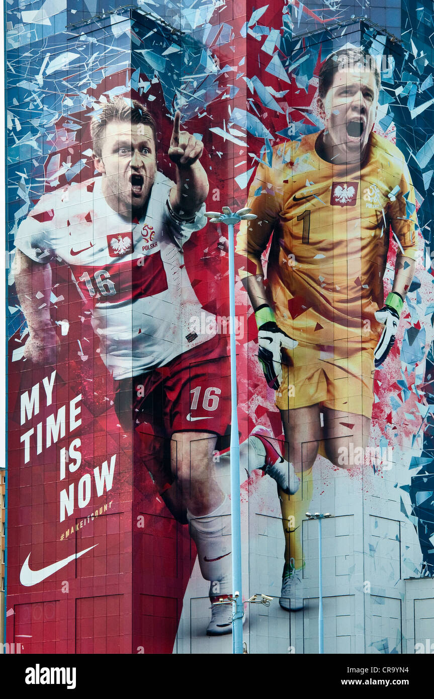 Enorme pubblicità Nike che mostra il polacco calcio stelle, Blaszczykowski  e Szczesny, coprendo 27-piano Torre ORCO a Varsavia, Polonia Foto stock -  Alamy
