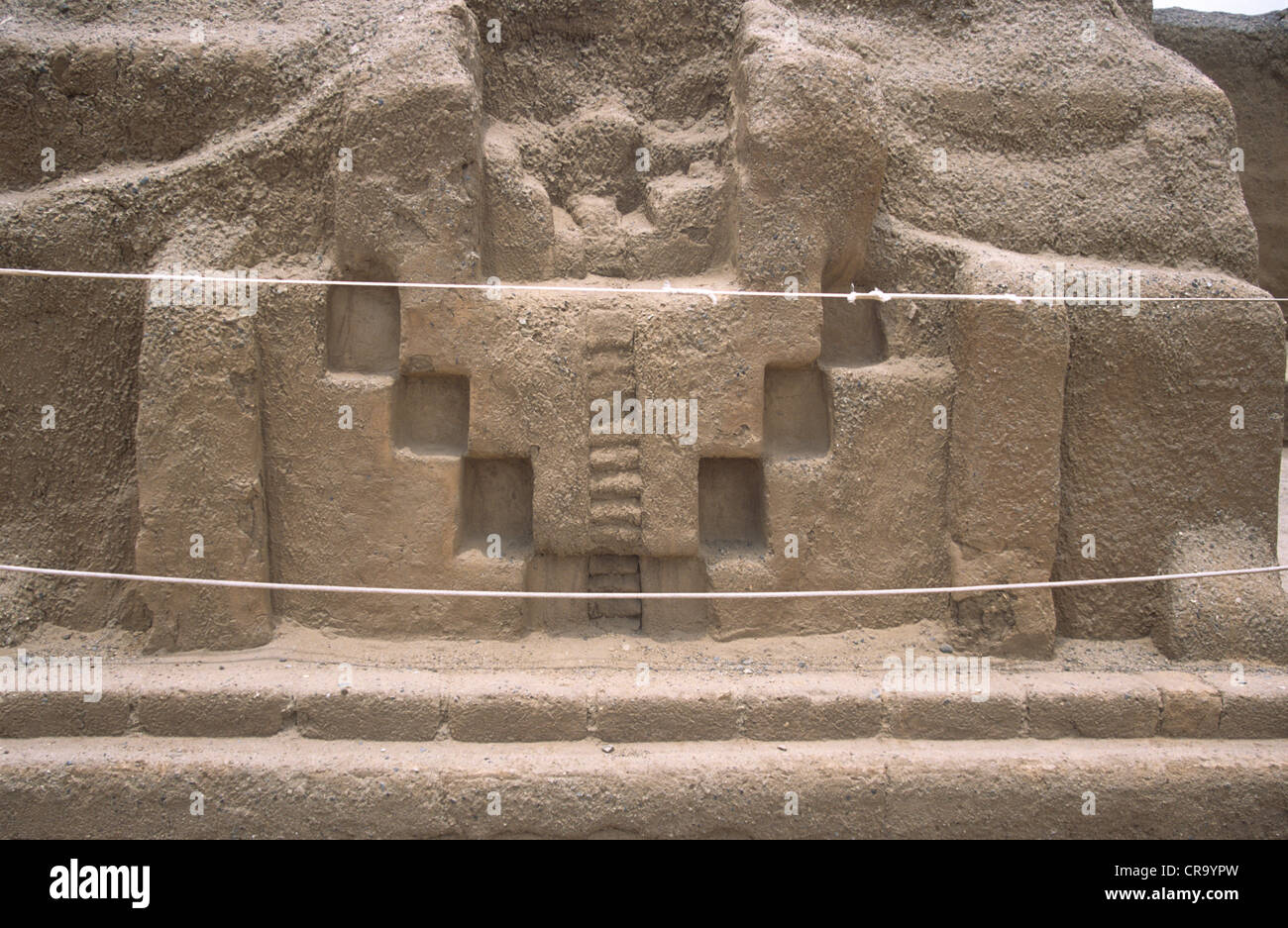 Croce andina o Chakana simbolo nella zona dei templi, Palazzo Tschudi, Chan Chan, vicino a Trujillo, Perú Foto Stock