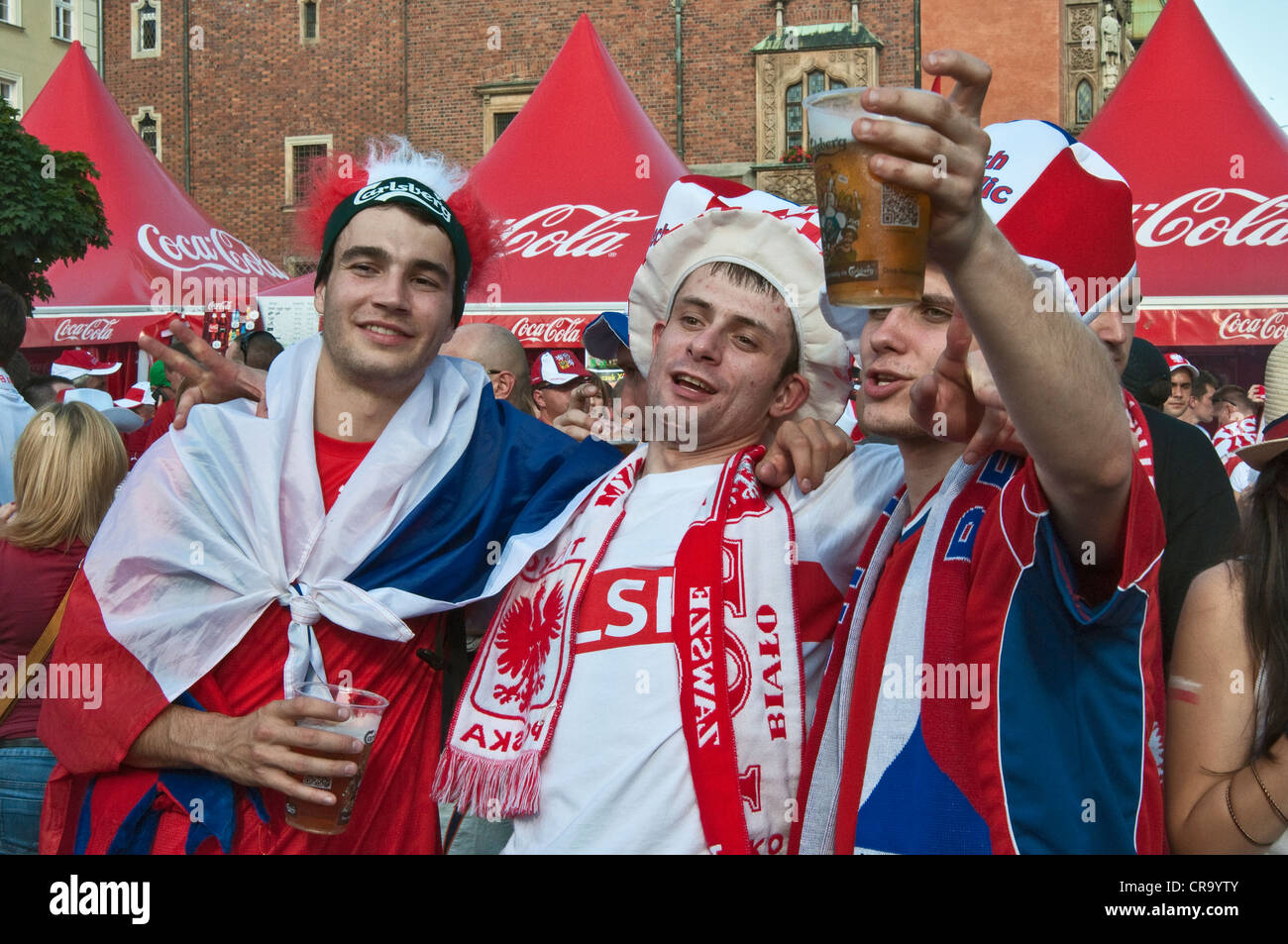 Ceco e polacco soccer fans durante EURO 2012 Campionato di calcio alla zona della ventola al Rynek (Piazza del Mercato) a Wrocław, Polonia Foto Stock
