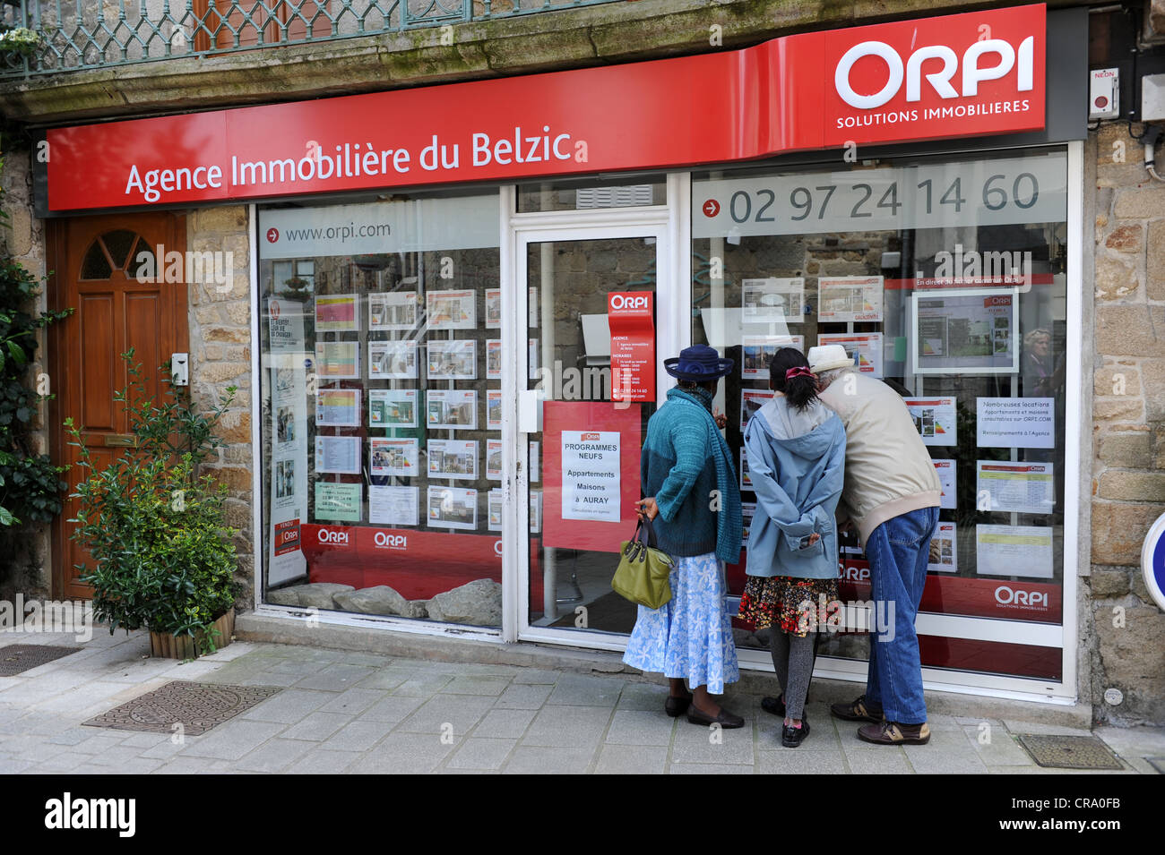 Famiglia guardando immobile a agenti immobiliari in Auray Bretagna Francia Foto Stock