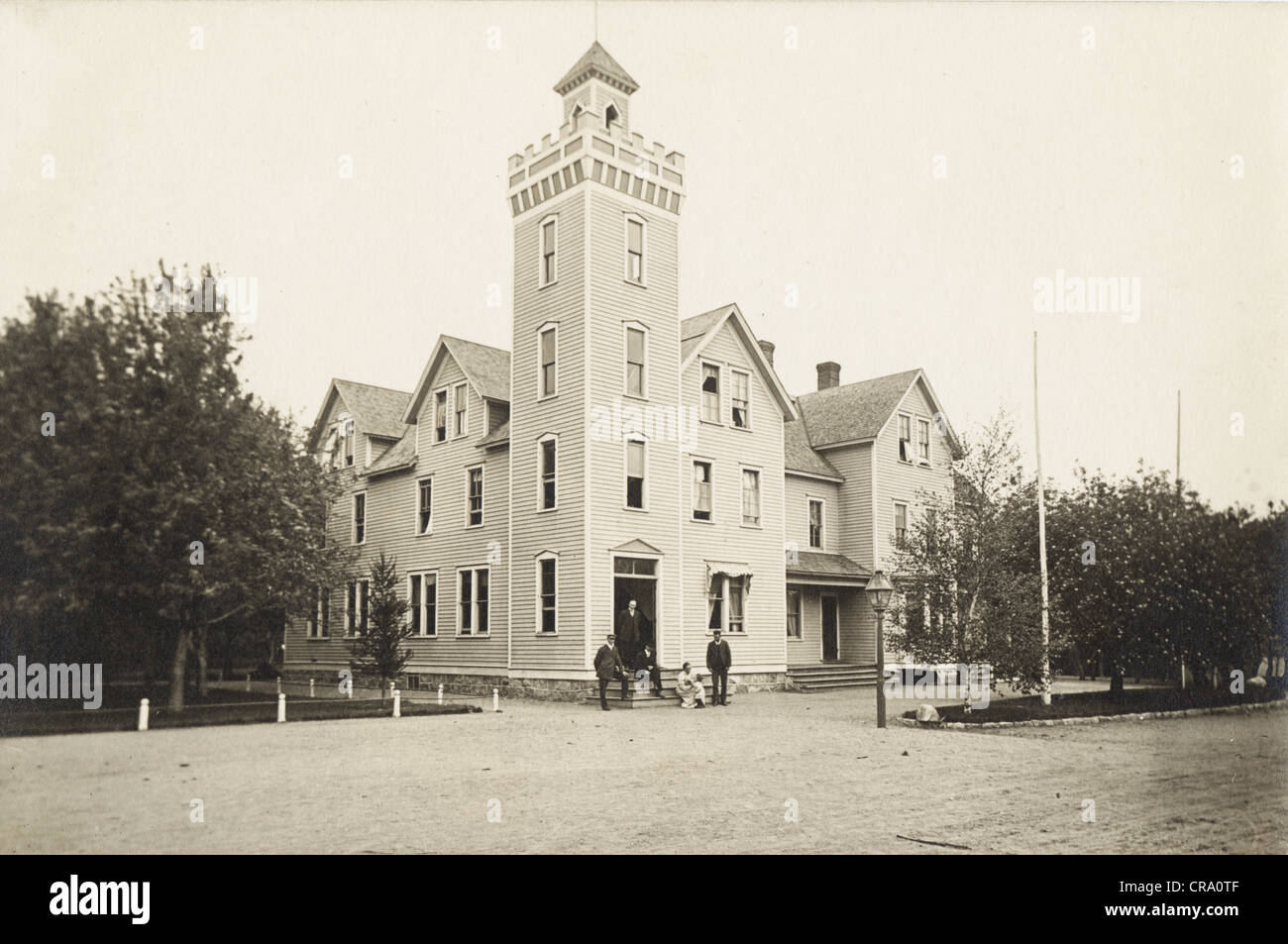 Piccolo gruppo al castello come edificio Vittoriano Foto Stock