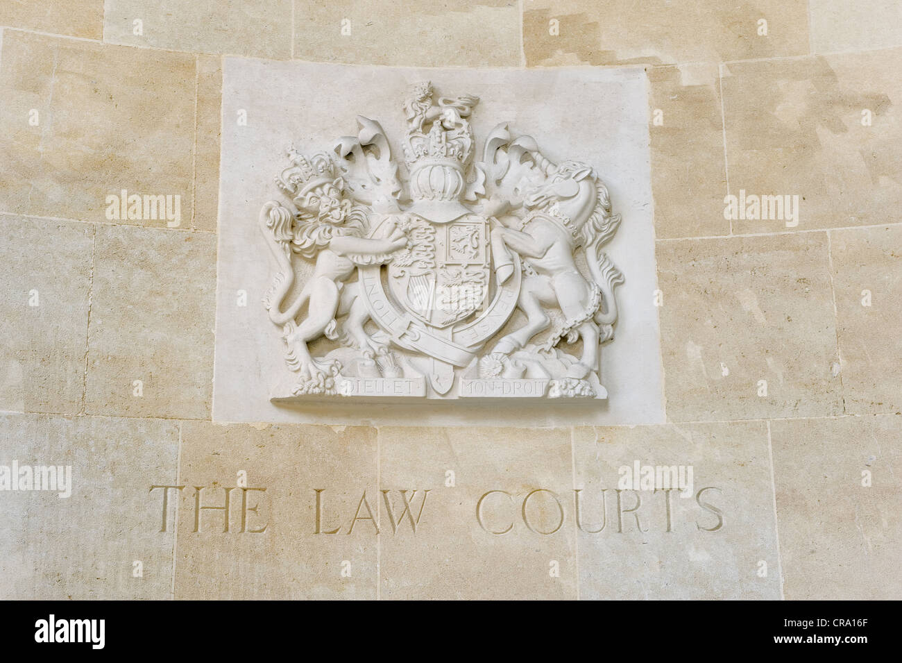 La pietra scolpita lo stemma a Bristol Crown Court, piccolo St, Bristol Foto Stock