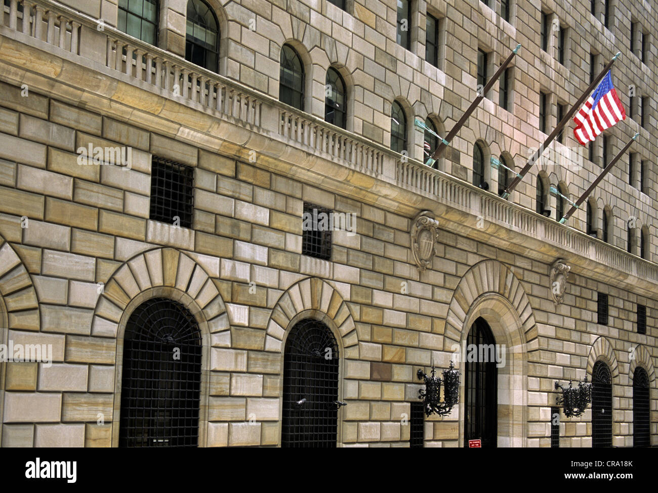 Tassi di interesse. La Federal Reserve Bank di New York costruisce Lower Manhattan Financial District Commercial Real Estate, Wall Street. Sistema bancario USA Foto Stock