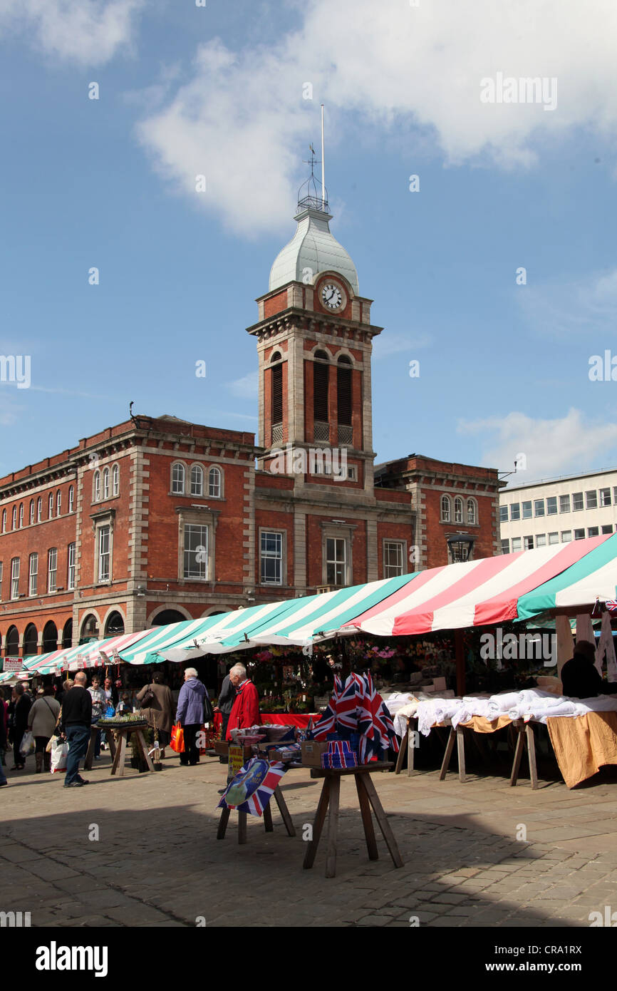 Chesterfield Open-Air Mercato nella parte anteriore del suo mercato storico Hall Foto Stock