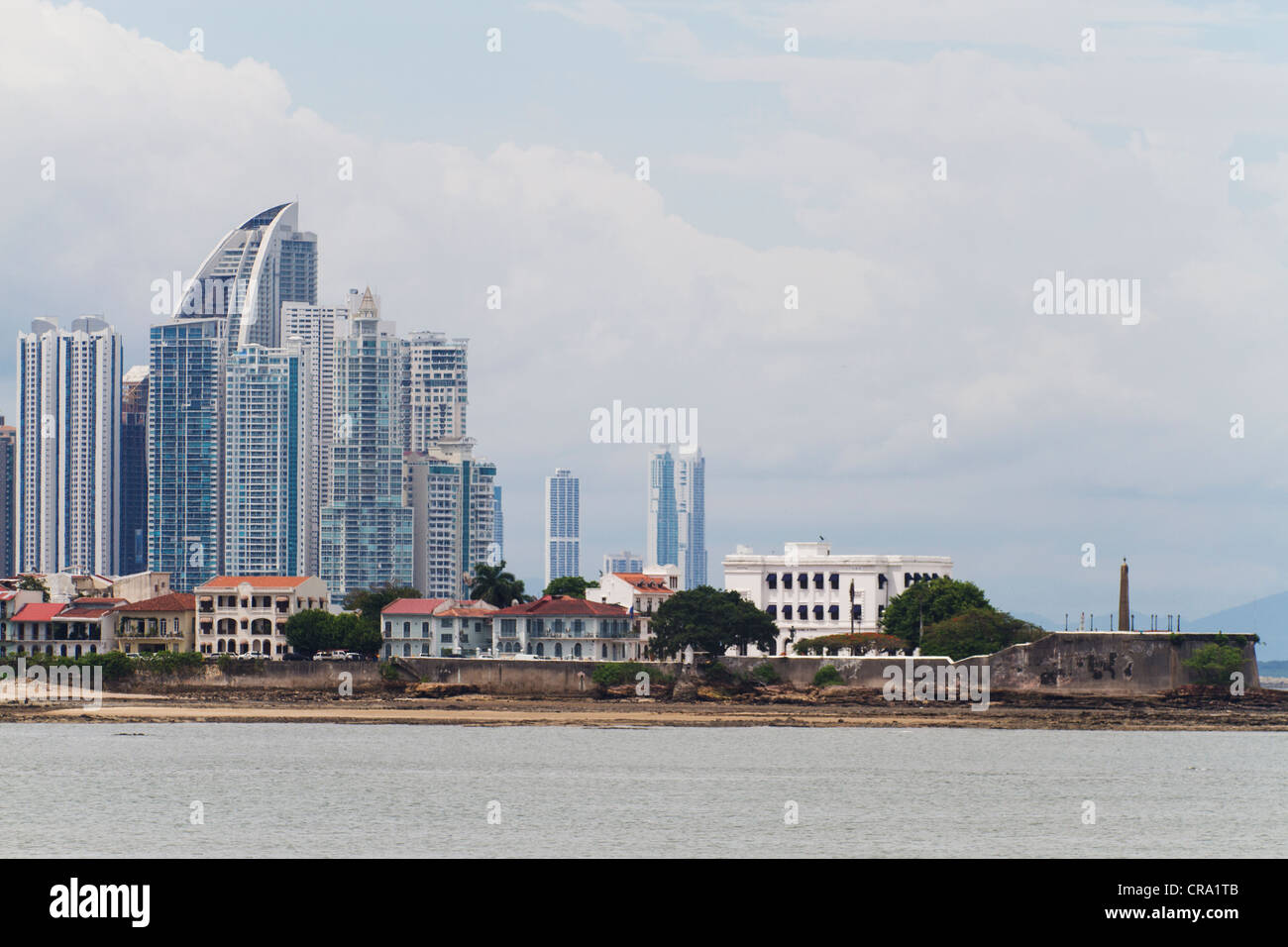 Il vecchio quartiere di skyline con Panama moderno skyline della città come sfondo. Repubblica di Panama, America Centrale Foto Stock