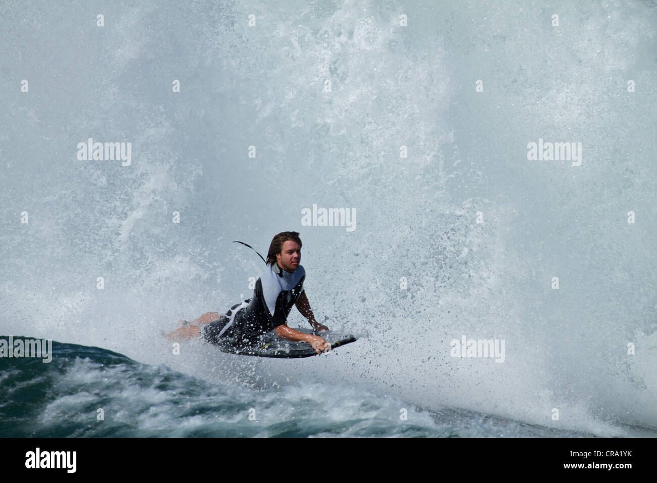 Bodyboarder rimbalzi del fondo di un'onda a cuneo di Newport Beach in California Foto Stock