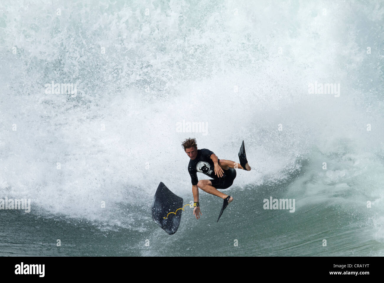 Bodyboarder prende all'aria come lui si pulisce fuori mentre in sella a una grande onda a cuneo di Newport Beach in California Foto Stock