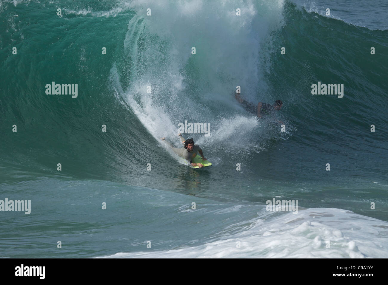 Bodyboarder a cavallo di un enorme ondata a cuneo in Newport Beach California Foto Stock