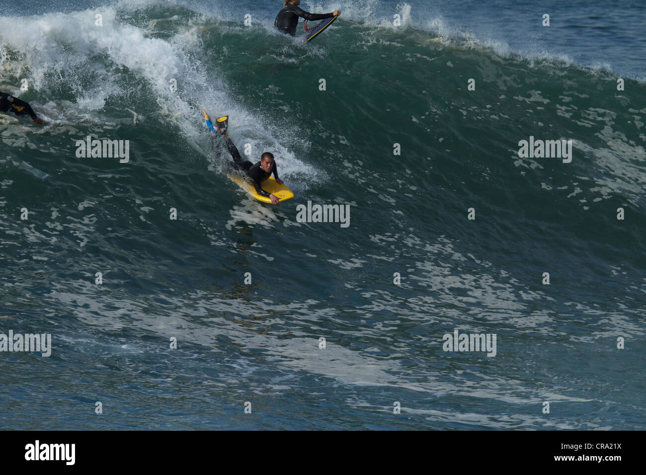Boogie boarder a cavallo di un enorme ondata a cuneo di Newport Beach in California Foto Stock
