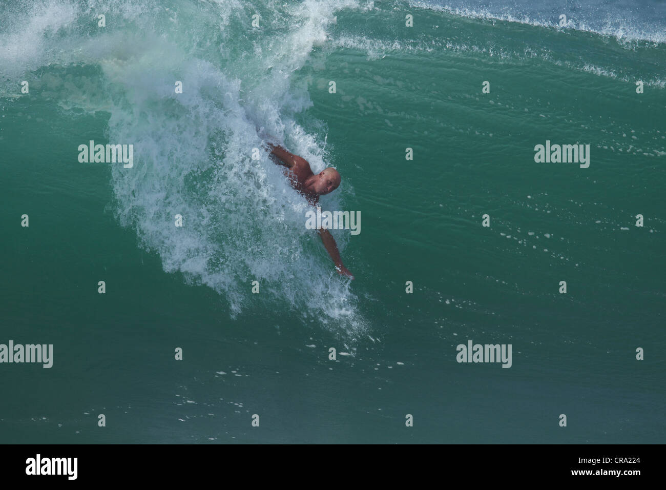 Un corpo del surfista a cavallo di un enorme ondata a cuneo Newport Beach California USA Foto Stock