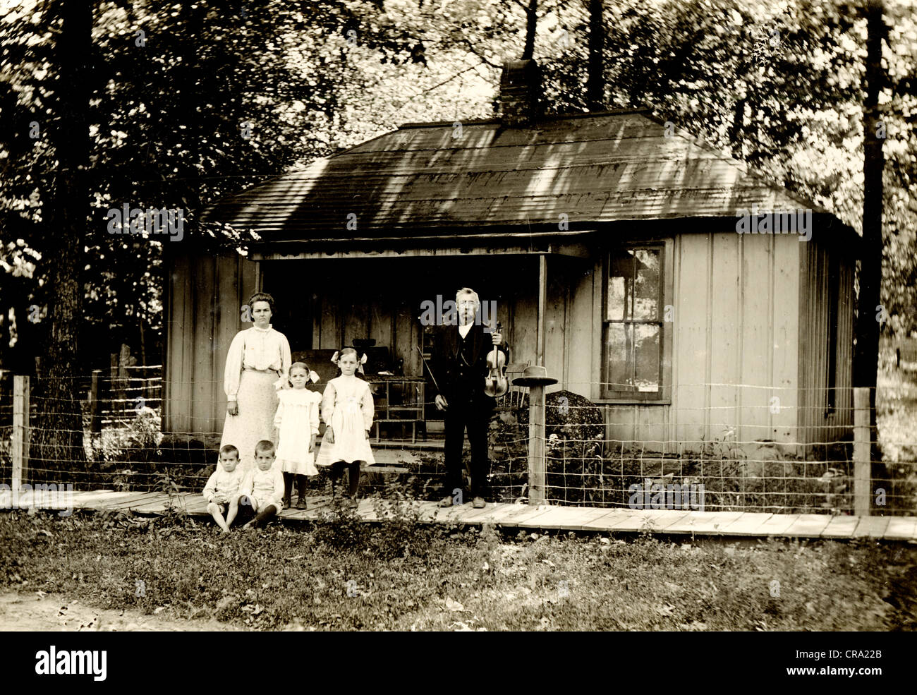 Famiglia di sei nella parte anteriore del piccolo Cottage Foto Stock