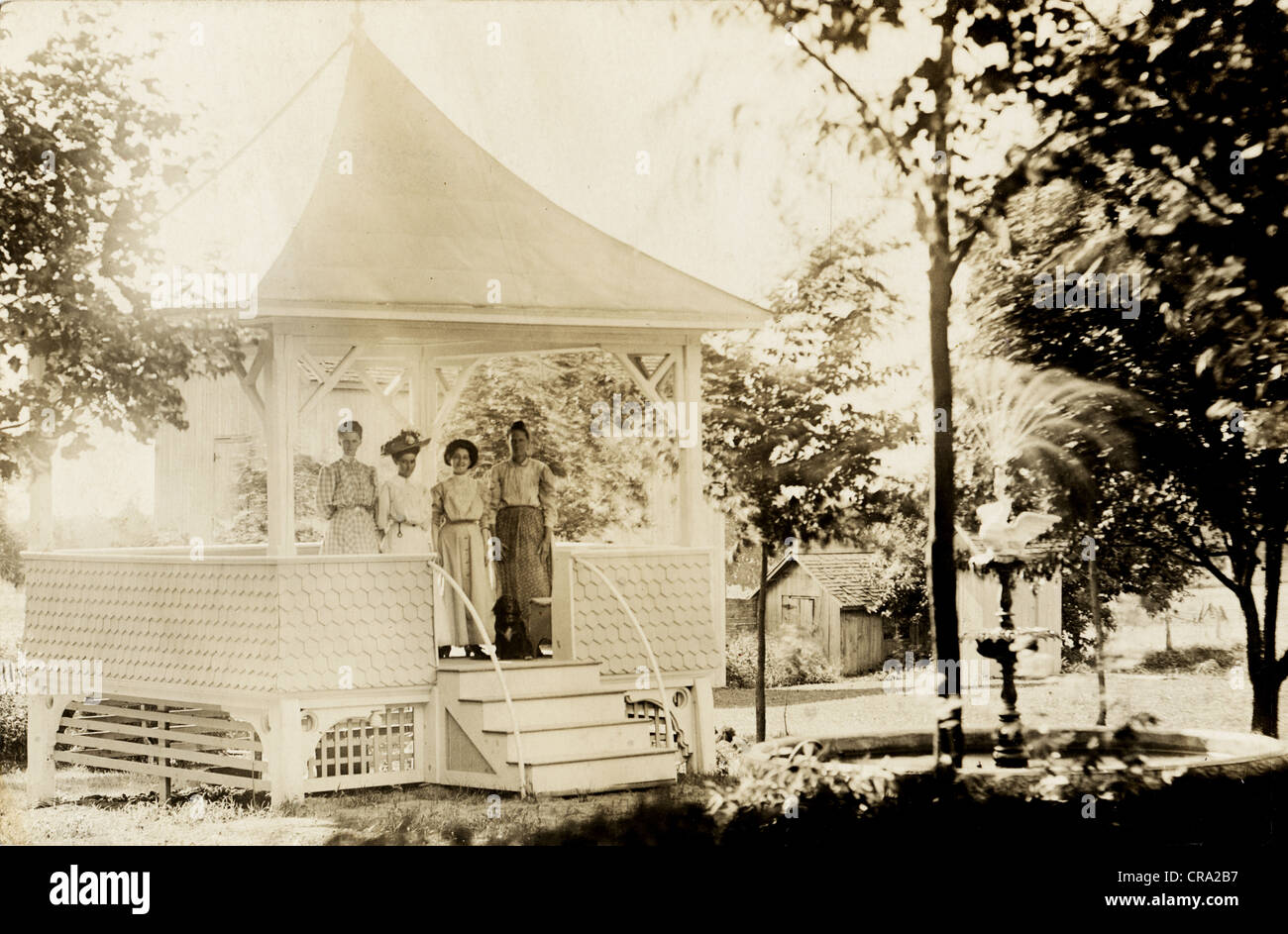 Quattro donne in Piazza Summerhouse Foto Stock