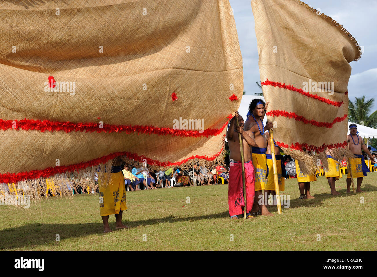 Finemente stuoie tessute, alcuni dei molti doni sontuosi portato avanti alle celebrazioni di Samoa nei 50 anni di indipendenza Foto Stock