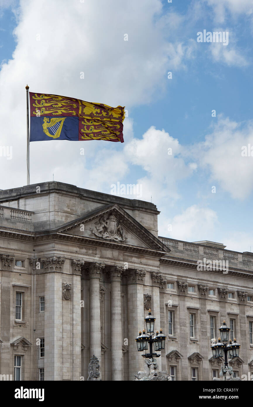 Royal Standard battenti da Buckingham palace. Londra. Inghilterra Foto Stock