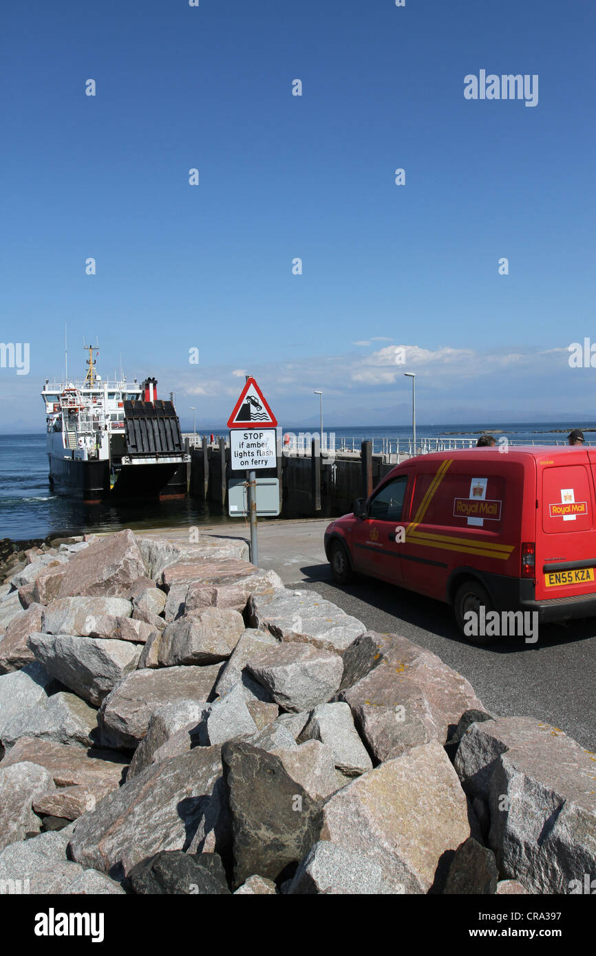 Royal Mail van e il traghetto Calmac arrivare Isola di Eigg Scozia Maggio 2012 Foto Stock