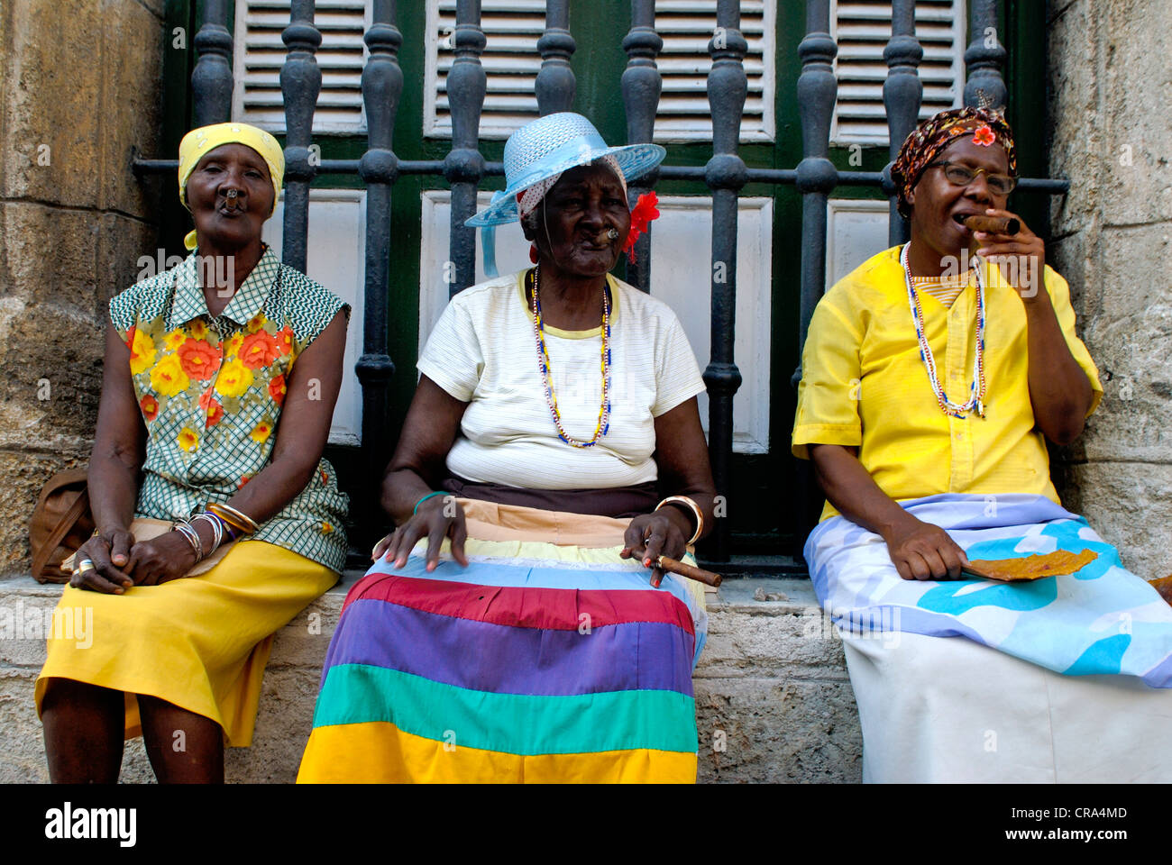 Le donne anziane di fumare sigari Avana, Cuba, Caraibi Foto Stock