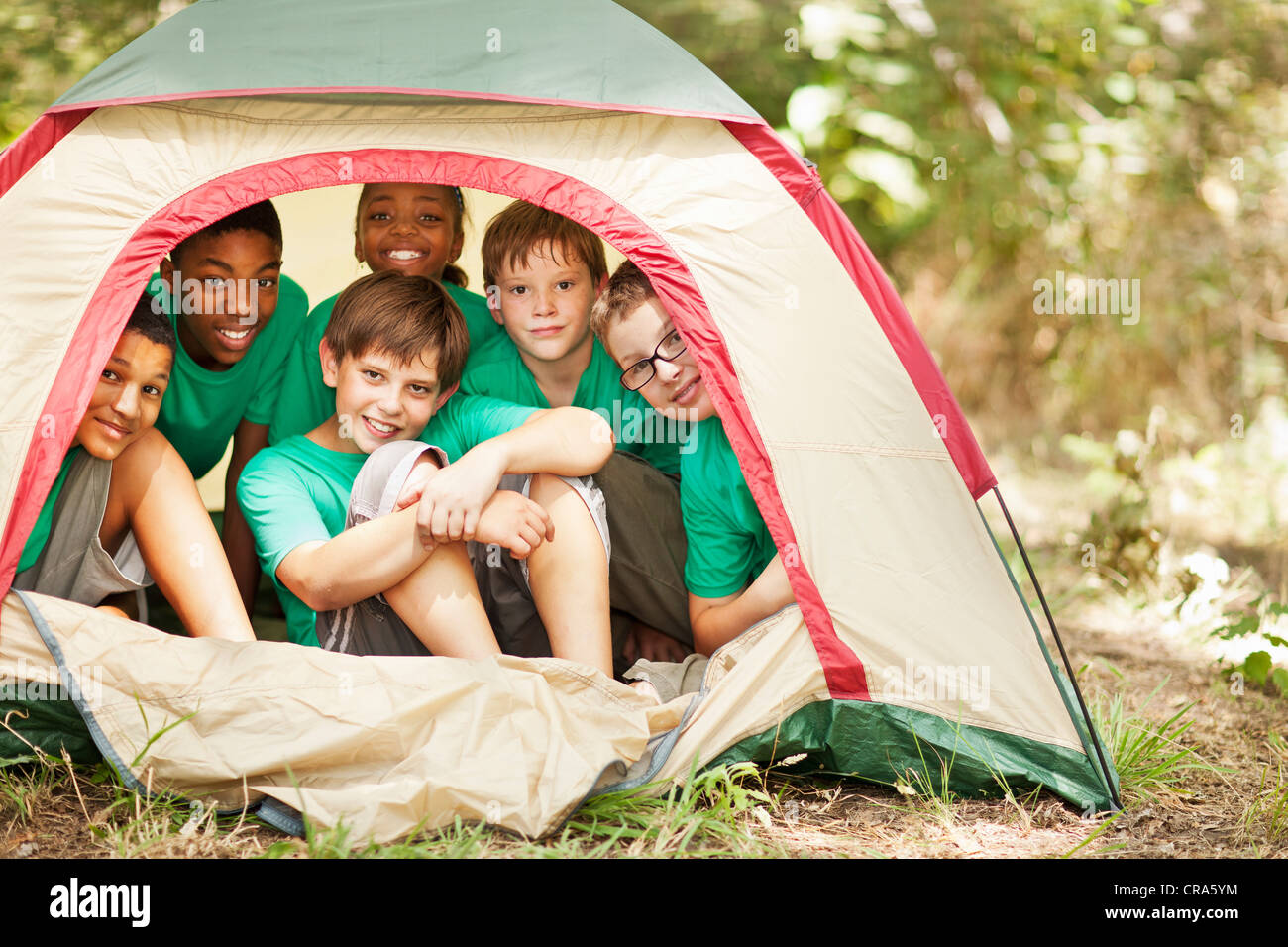 Gli studenti seduti nella tenda di camp Foto Stock