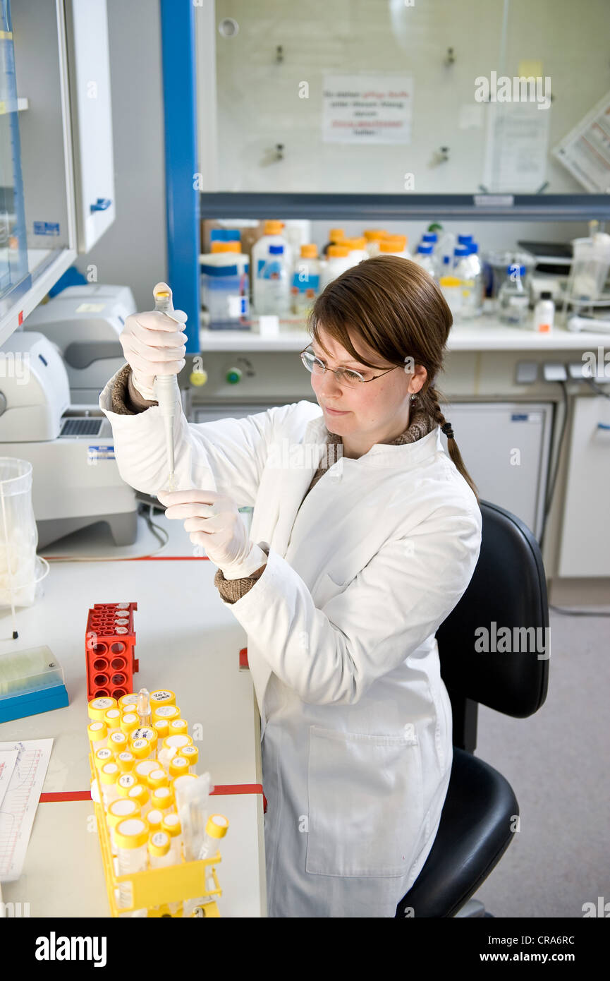 Assistente di laboratorio presso l'Istituto Robert Koch di Berlino, Germania, Europa Foto Stock