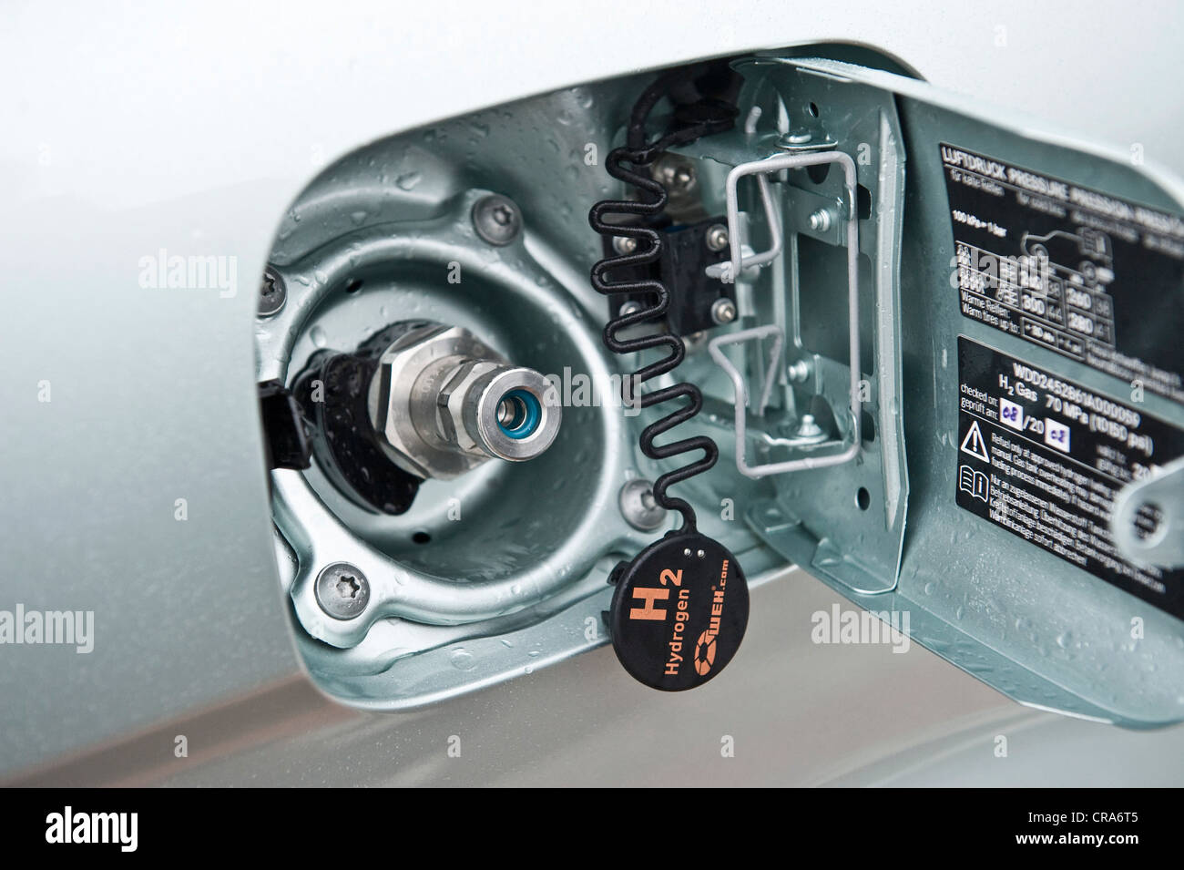 Cella a combustibile idrogeno veicolo, Mercedes classe B a zero emissioni, bocchettone di rifornimento del serbatoio per idrogeno, Berlino, Germania, Europa Foto Stock