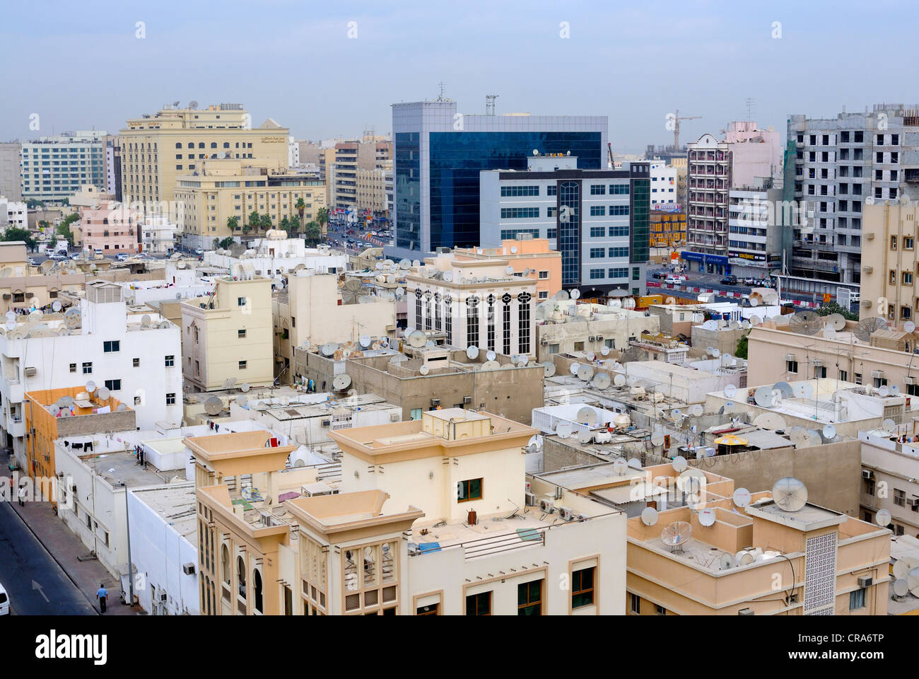 Tetti piani con antenne paraboliche a Dubai, Emirati Arabi Uniti, Medio Oriente Foto Stock