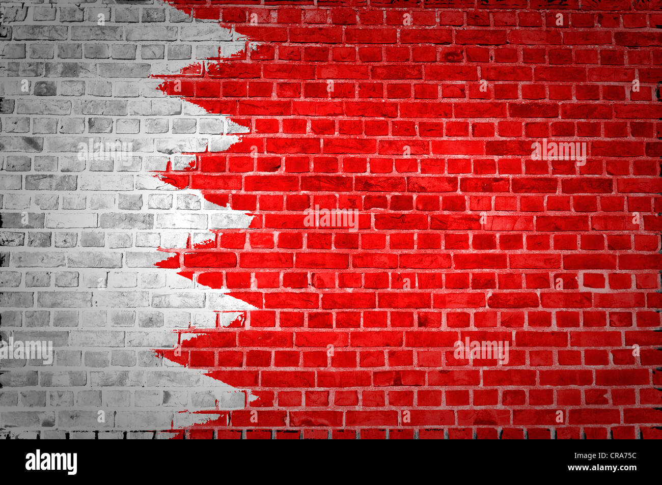 Un'immagine del Bahrain bandiera dipinta su un muro di mattoni in una collocazione urbana Foto Stock