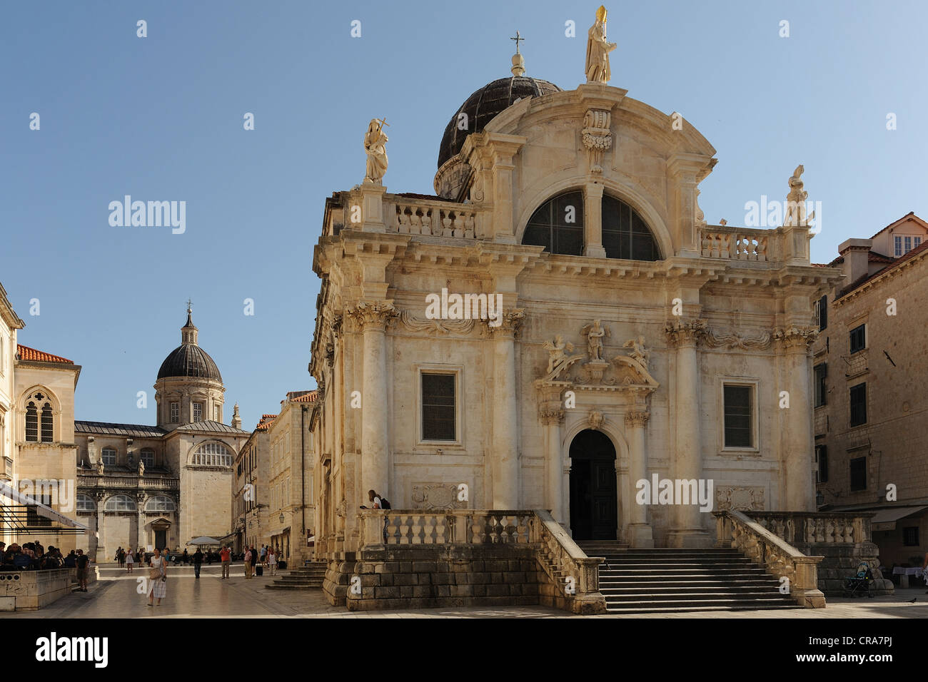 San Biagio chiesa nella città di Dubrovnik con la cupola della cattedrale sul retro, Dubrovnik, Croazia, Europa Foto Stock