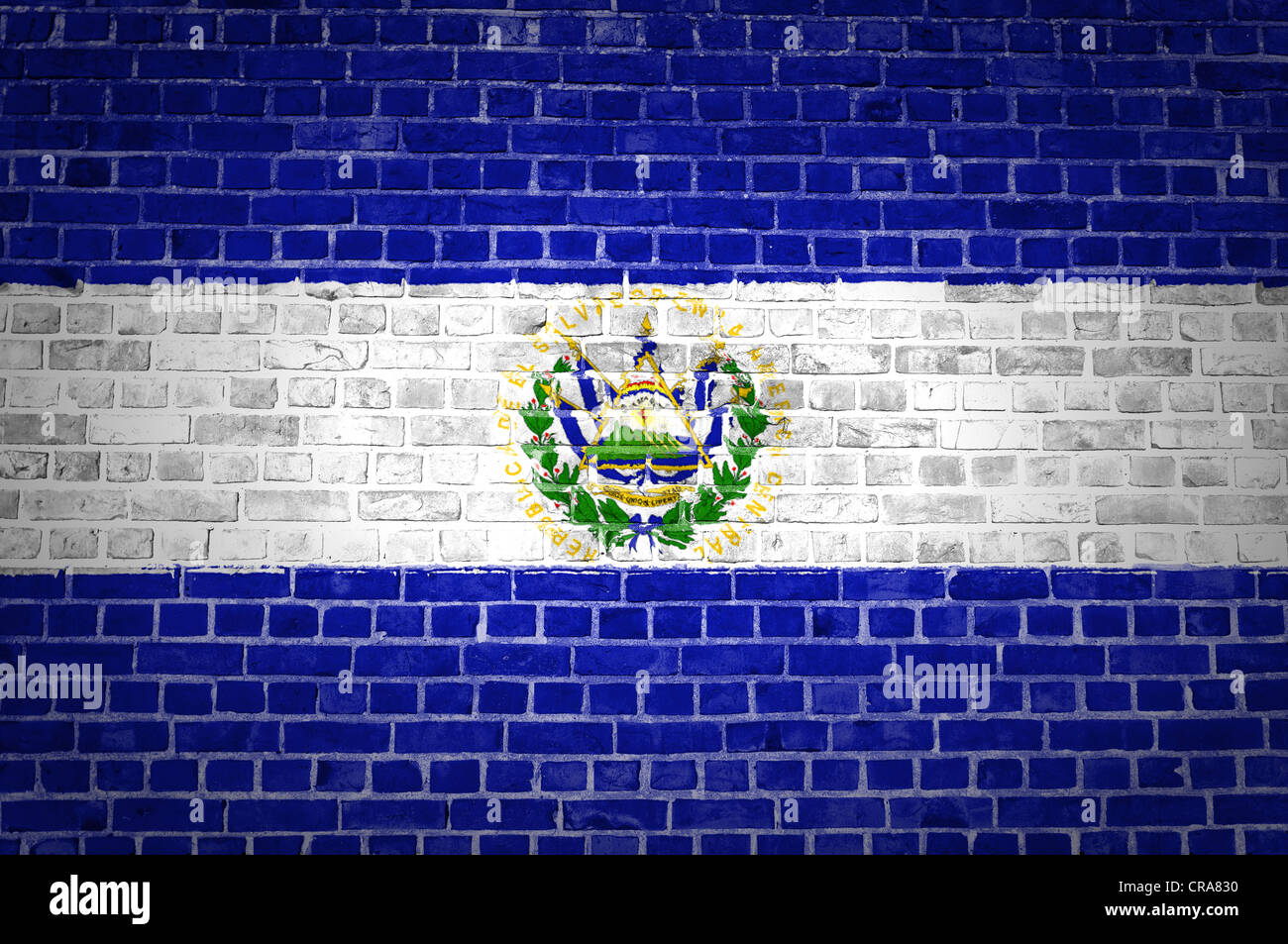 Un'immagine dell'El Salvador bandiera dipinta su un muro di mattoni in una collocazione urbana Foto Stock