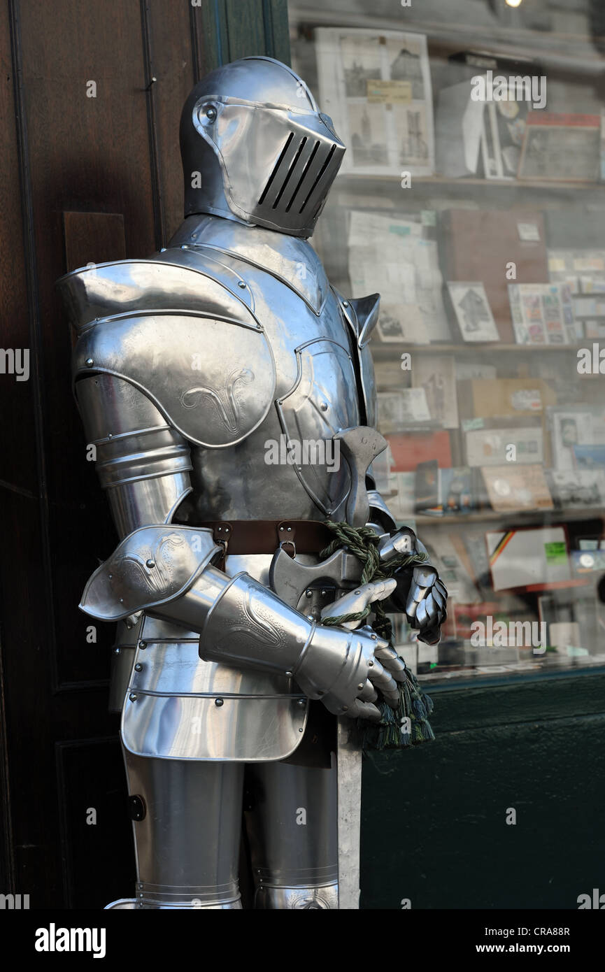 Cavaliere del corazza come di un eye-catcher per un negozio di antiquariato a Gand, Fiandre, in Belgio, Europa Foto Stock