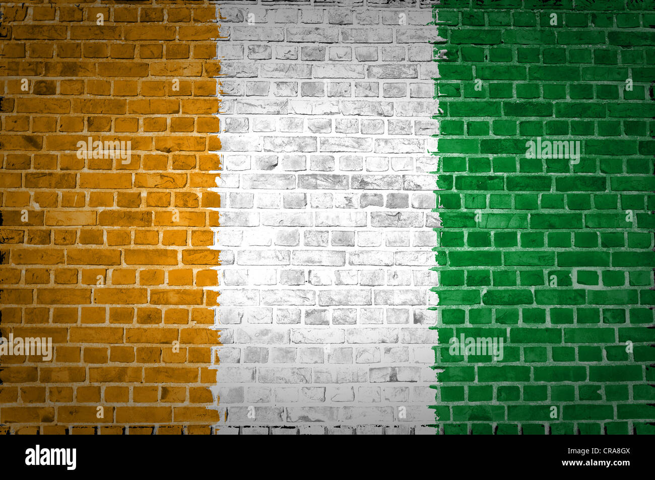 Un'immagine della bandiera della Costa d'Avorio dipinta su un muro di mattoni in una collocazione urbana Foto Stock