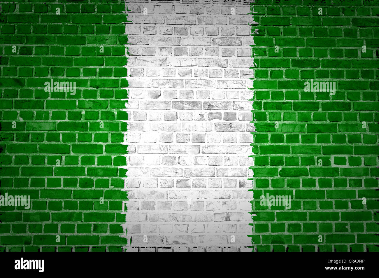 Una immagine della Nigeria bandiera dipinta su un muro di mattoni in una collocazione urbana Foto Stock
