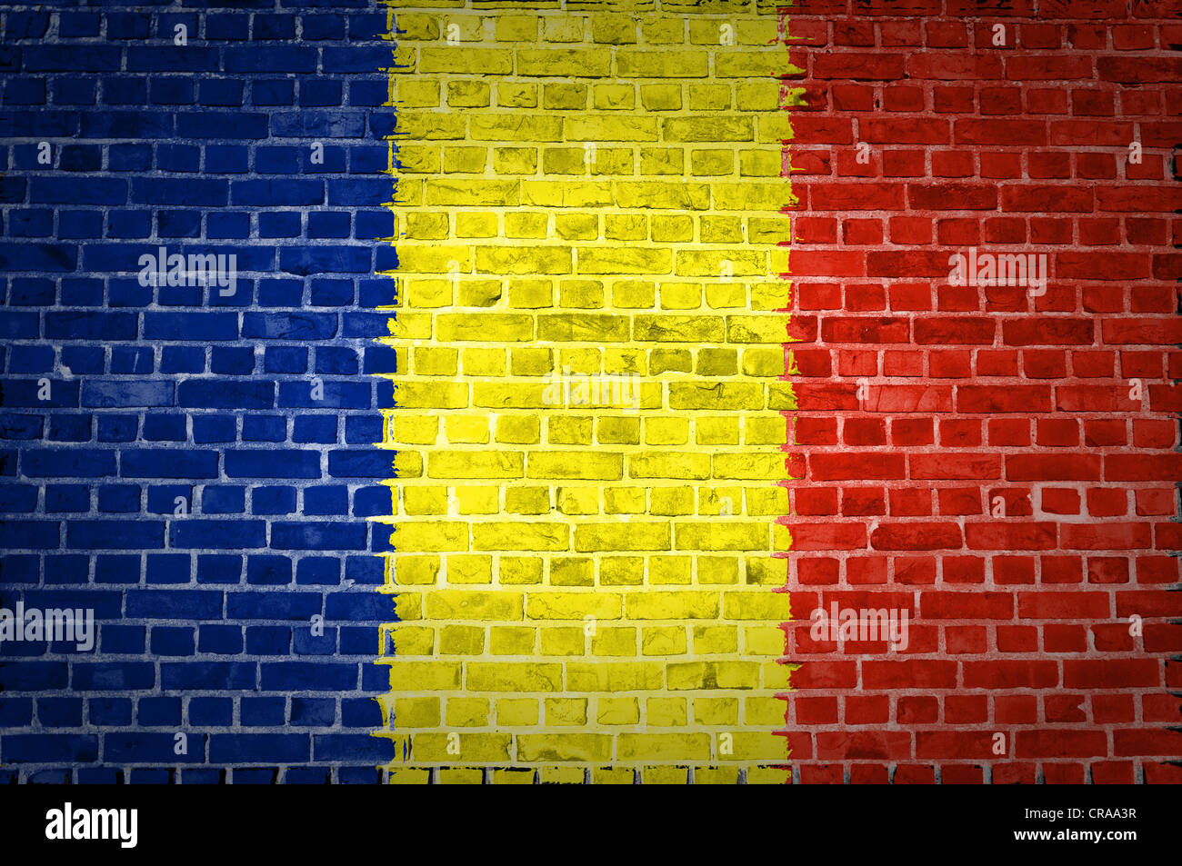 Un'immagine della bandiera della Romania dipinta su un muro di mattoni in una collocazione urbana Foto Stock