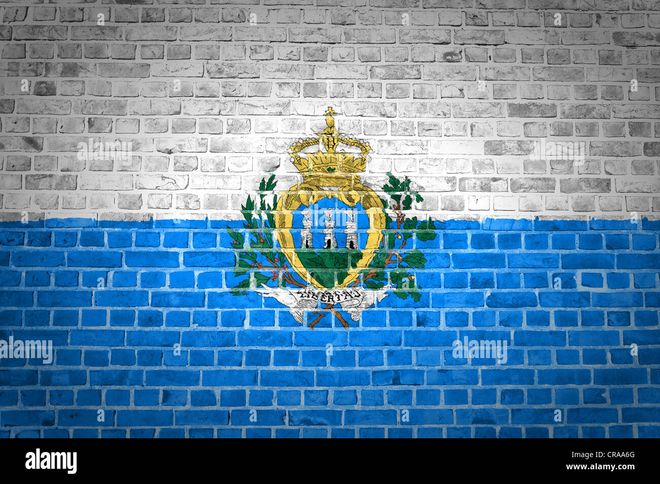 Una immagine di San Marino la bandiera dipinta su un muro di mattoni in una collocazione urbana Foto Stock