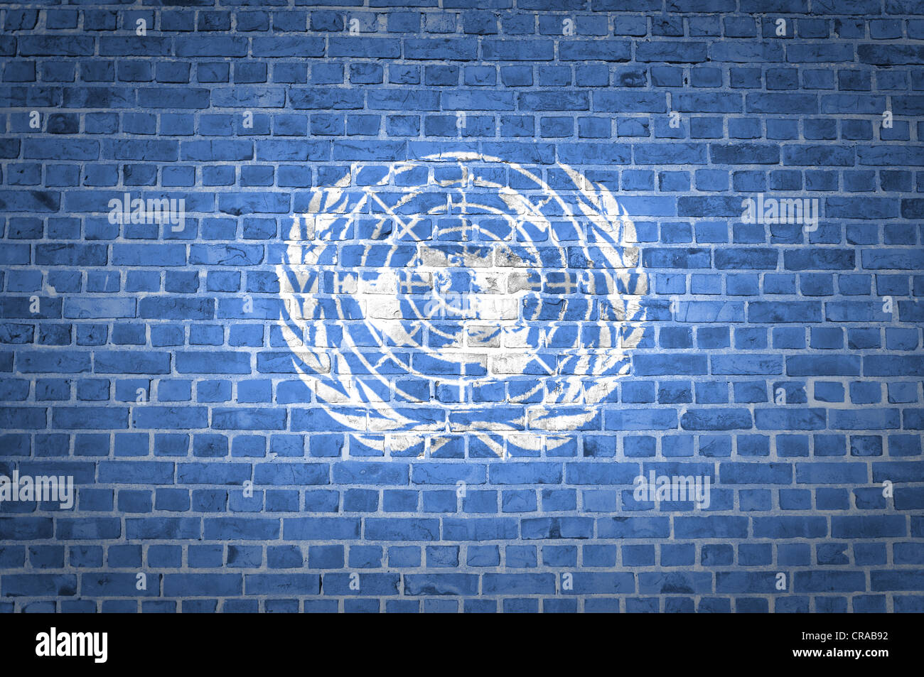 Un'immagine della bandiera delle Nazioni Unite dipinta su un muro di mattoni in una collocazione urbana Foto Stock