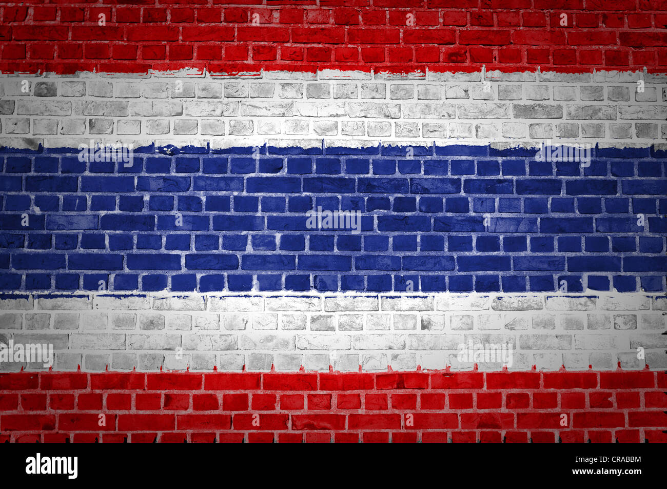 Un'immagine della bandiera della Thailandia dipinta su un muro di mattoni in una collocazione urbana Foto Stock