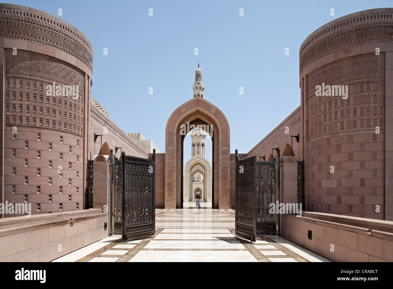 Portale, gate, grande piazza con arco a sesto acuto, cancelli, minareto, Sultan Qaboos Grande Moschea, Moscato di capitale, il sultanato di Oman Foto Stock
