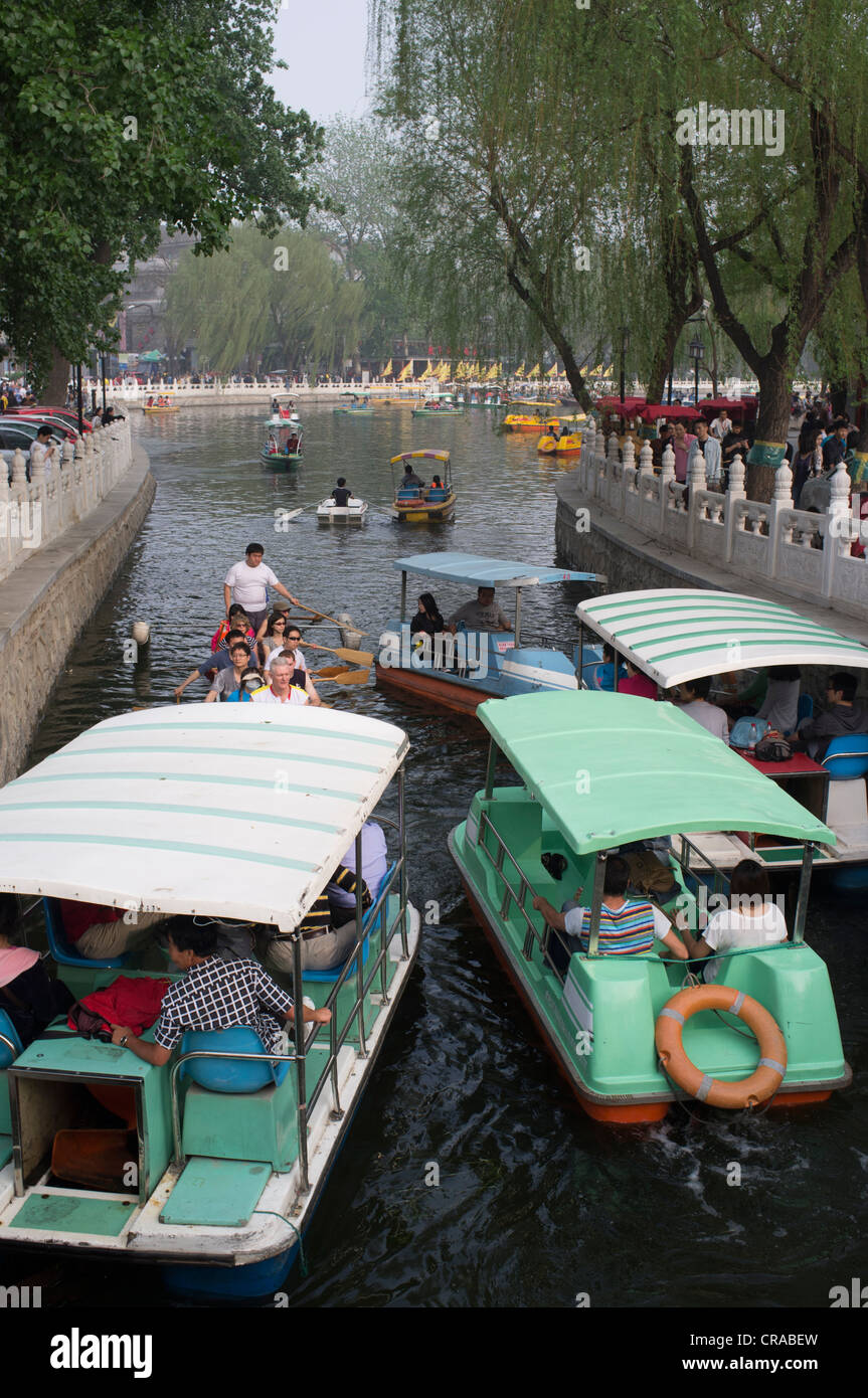 Molte imbarcazioni da diporto su l'Houhai e Qianhai lago a Beijing in Cina Foto Stock