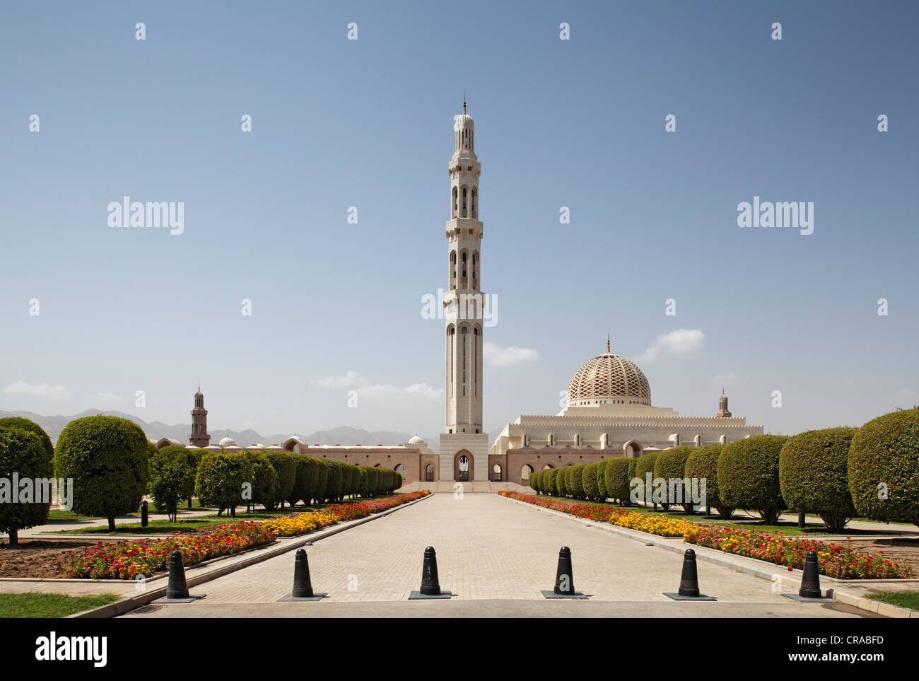 Panoramica, minareto, letto di fiori e alberi, Sultan Qaboos Grande Moschea, Moscato di capitale, il sultanato di Oman, gli stati del golfo Foto Stock