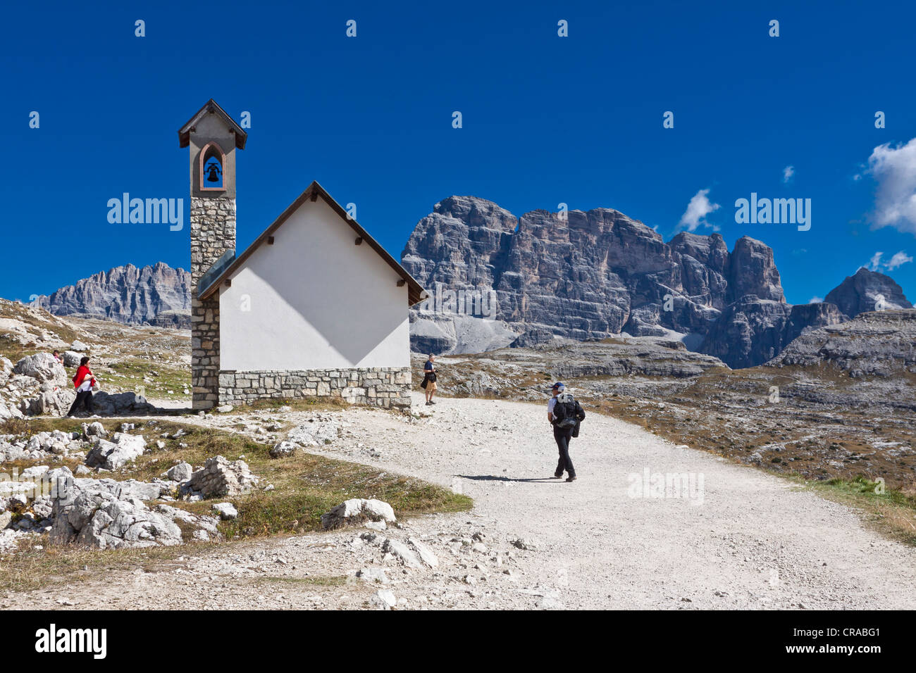 Cappella, Hiking trail, le Tre Cime di Lavaredo, tre picchi, Alta Pusteria, Dolomiti di Sesto, Italia, Europa Foto Stock