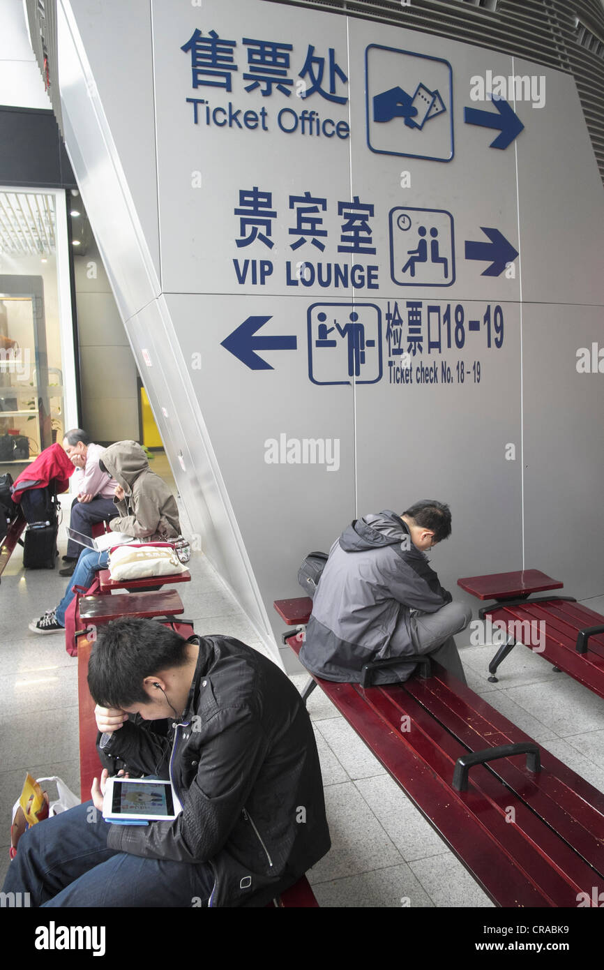 I passeggeri in attesa nella nuova moderna Pechino Stazione Ferroviaria Sud in Cina Foto Stock