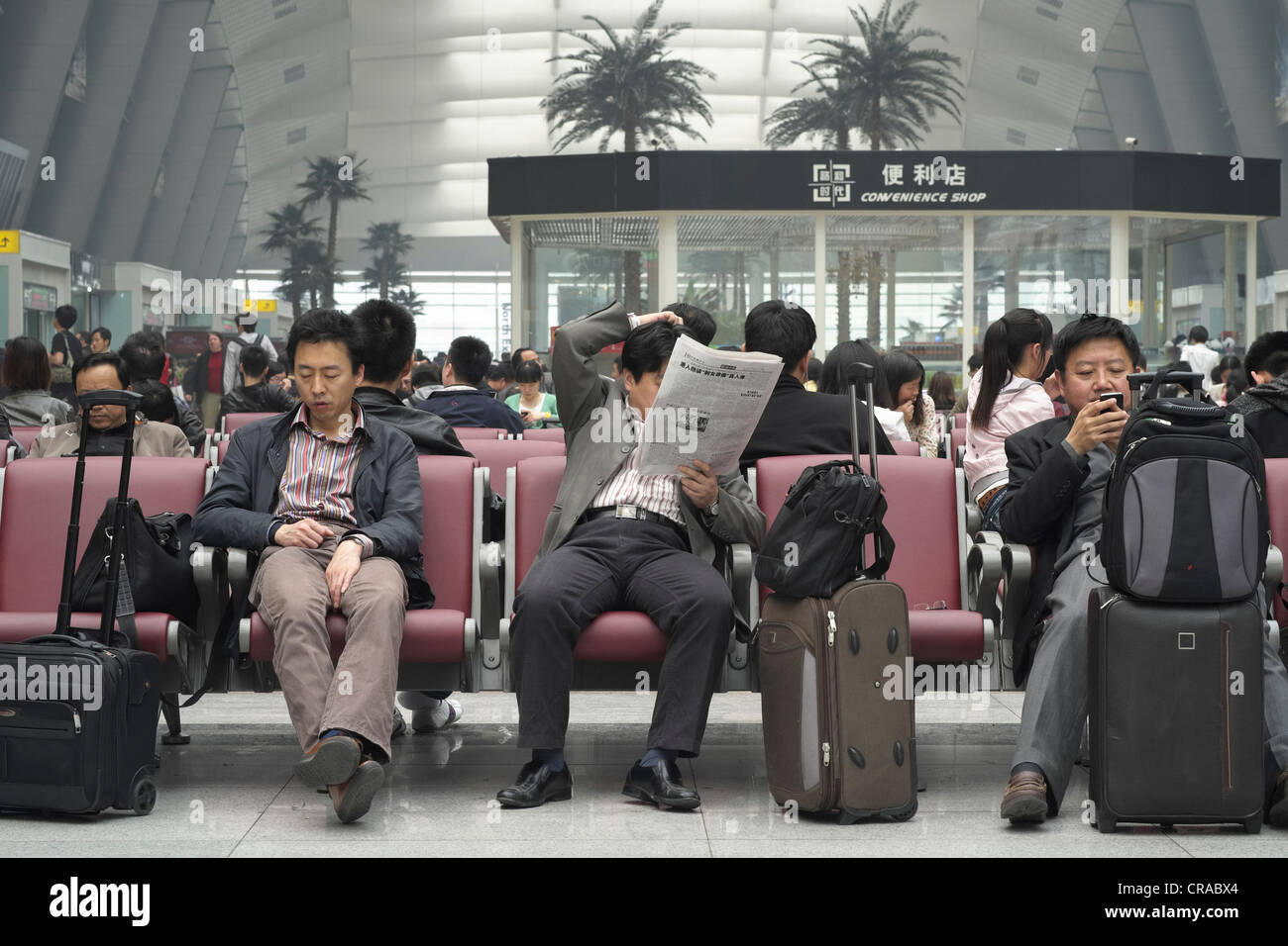 I passeggeri in attesa nella nuova moderna Pechino Stazione Ferroviaria Sud in Cina Foto Stock