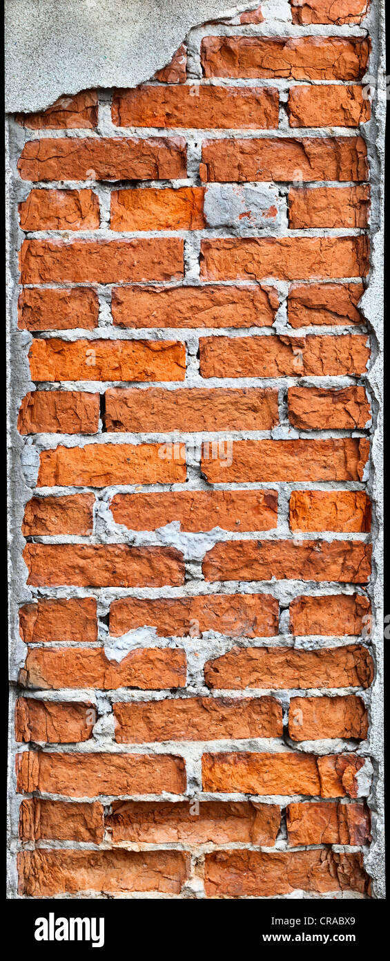 Verticali di colore rosso mattone vecchia colonna richiede la riparazione Foto Stock
