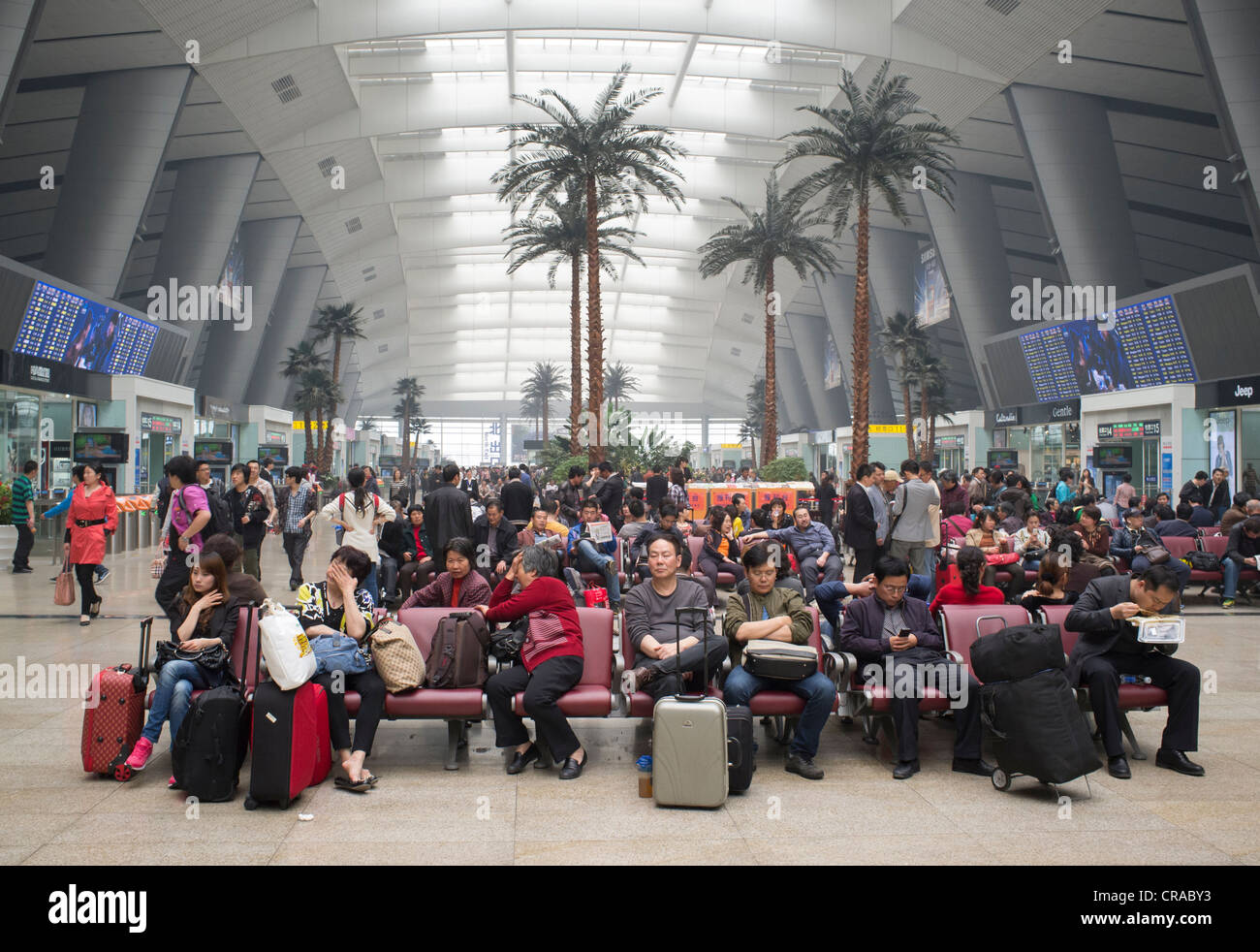 I passeggeri in attesa nella nuova moderna Pechino Stazione Ferroviaria Sud in Cina Foto Stock