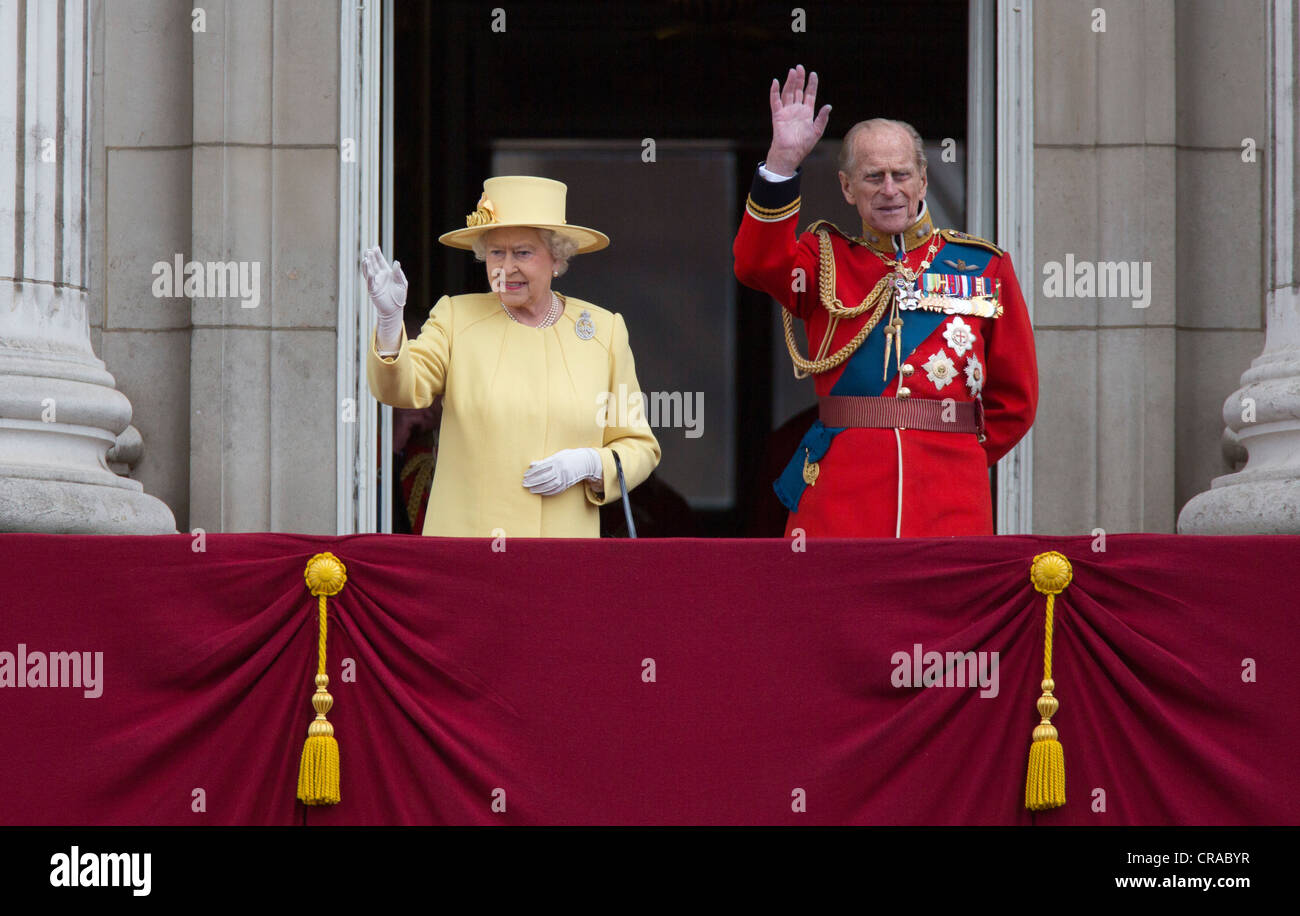 La Gran Bretagna è la Regina Elisabetta II assiste il Trooping dei colori cerimonia per il suo compleanno ufficiale a Buckingham Palace. Foto Stock
