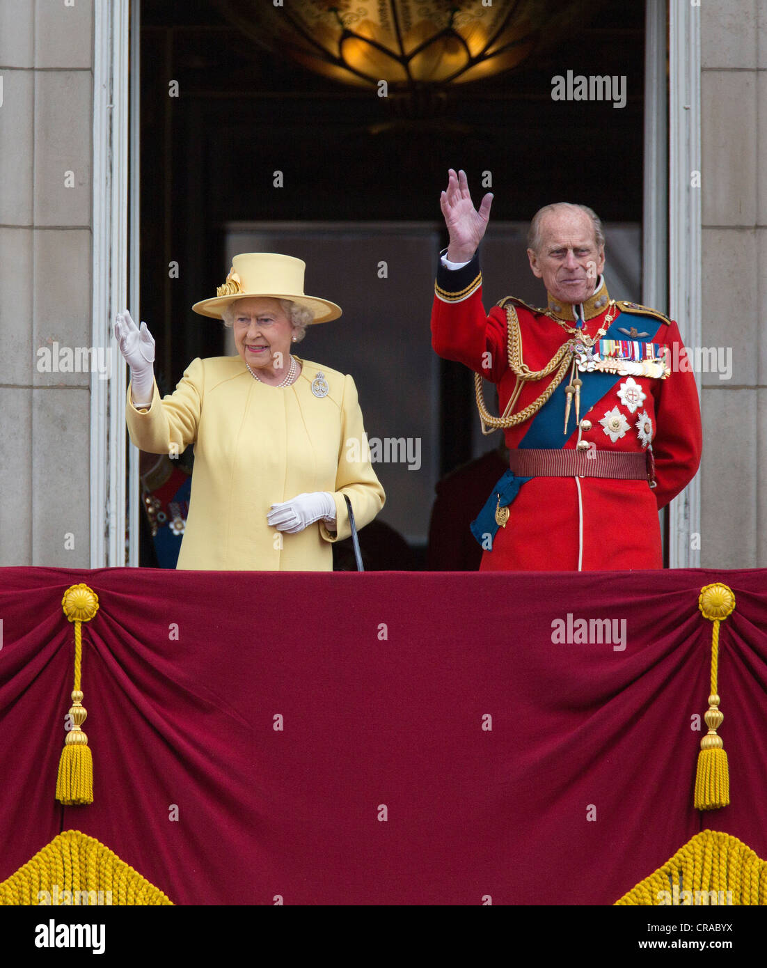 La Gran Bretagna è la Regina Elisabetta II assiste il Trooping dei colori cerimonia per il suo compleanno ufficiale a Buckingham Palace. Foto Stock