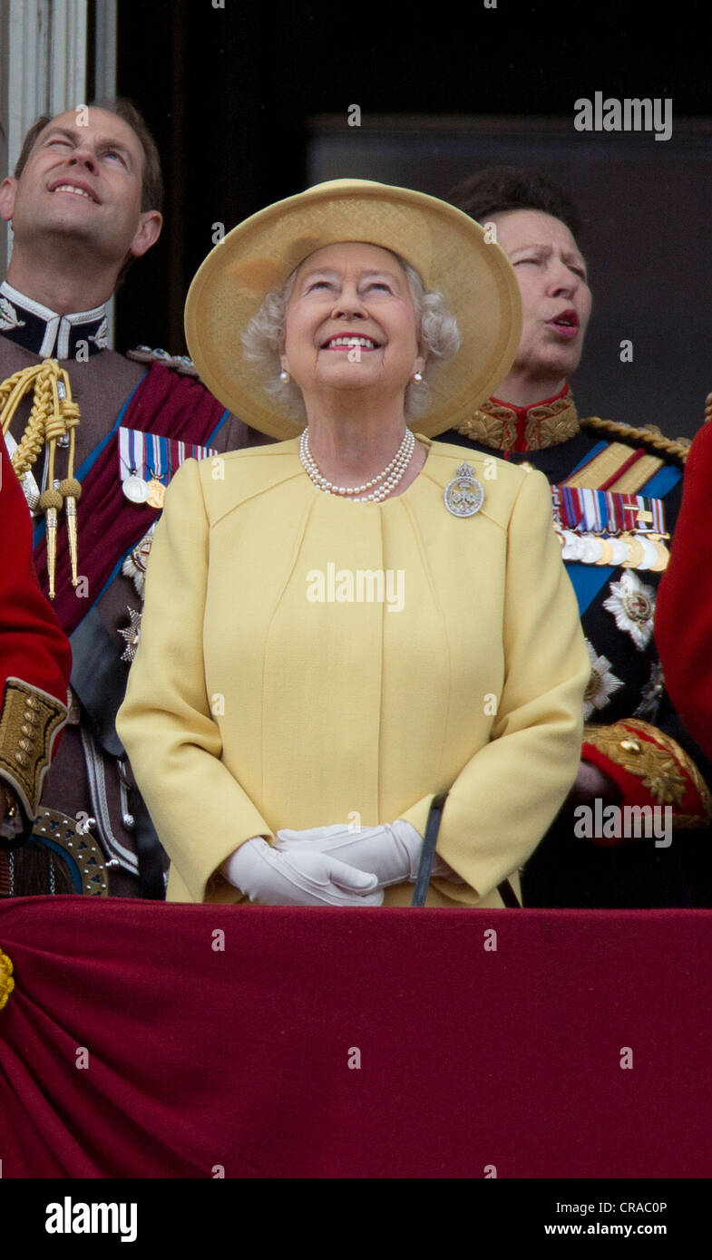 La Gran Bretagna è la Regina Elisabetta II assiste il Trooping dei colori cerimonia per il suo compleanno ufficiale a Buckingham Palace. Foto Stock