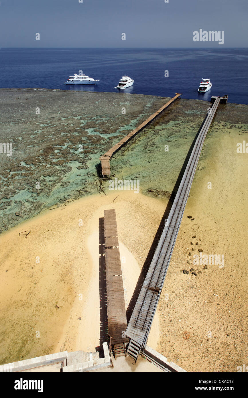 Vista dalla Daedalus faro, sandbank con moli, reef top, diving imbarcazioni, Daedalus Reef, Egitto, Mare Rosso, Africa Foto Stock