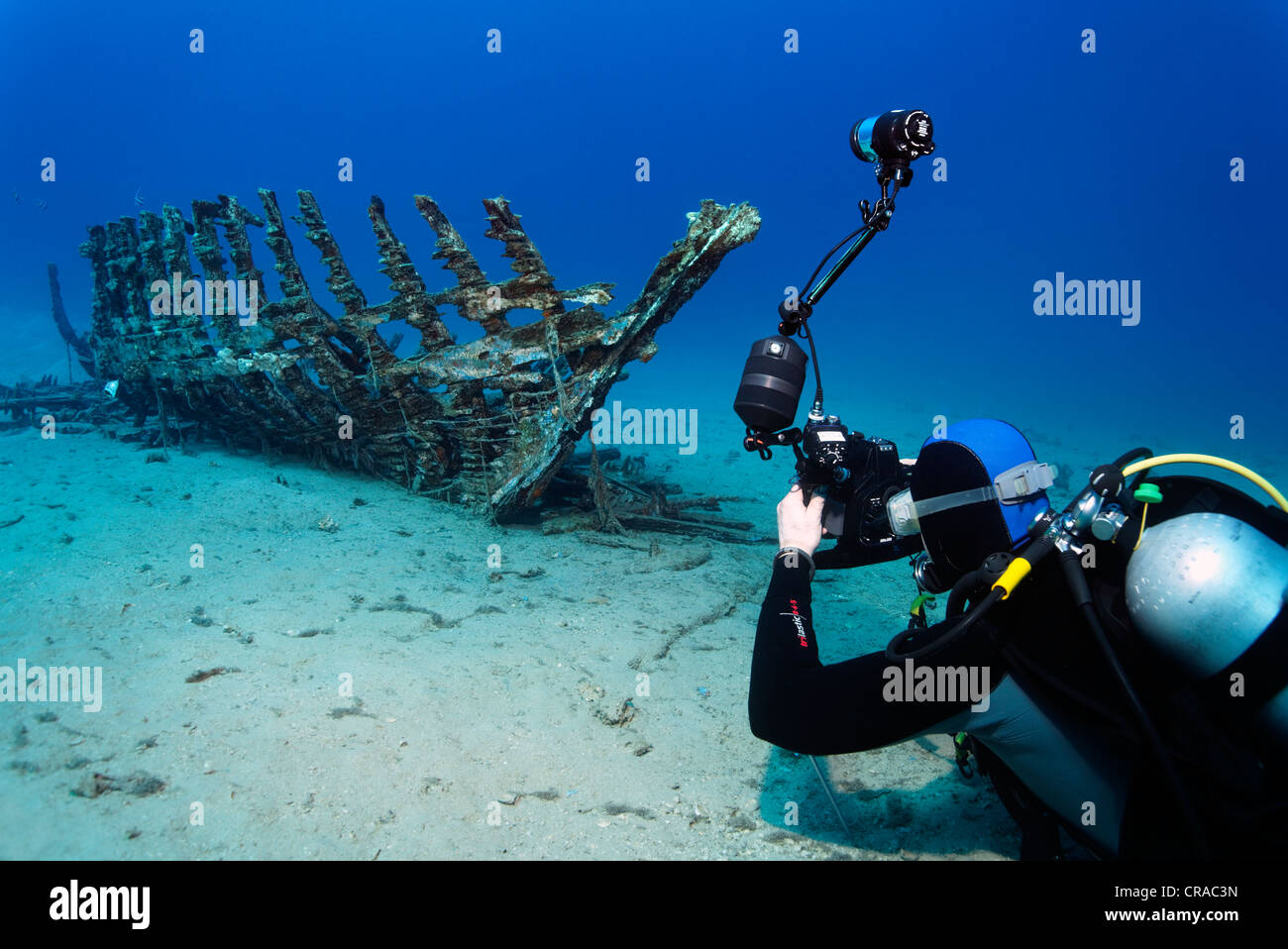 Fotografo subacqueo tenendo la foto di una nave di legno relitto, Makadi Bay, Hurghada, Egitto, Mare Rosso, Africa Foto Stock