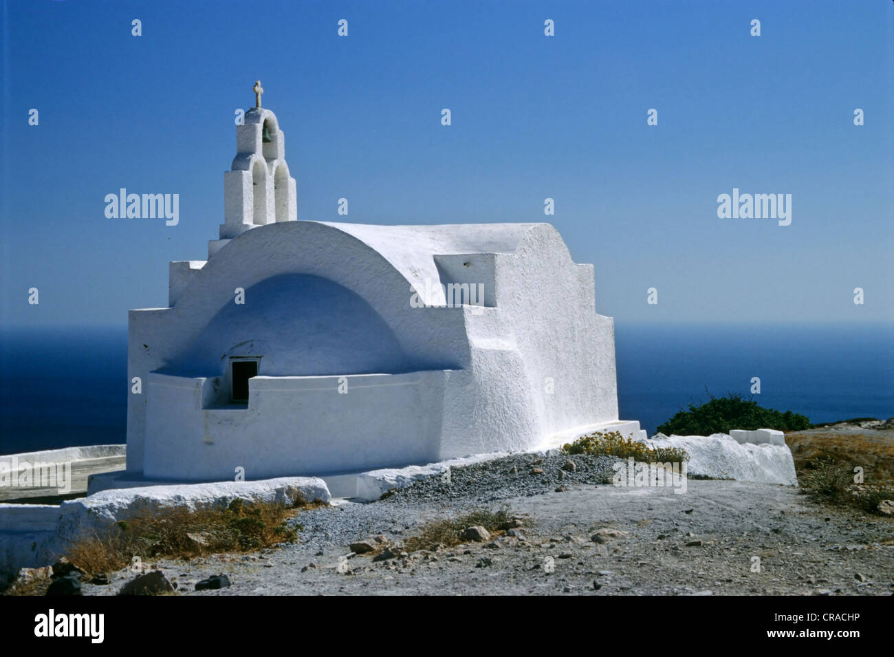 Piccola cappella bianca con campanile al di sopra del mare vicino a Fira, Santorini, Grecia CICLADI Mar Egeo, Europa Foto Stock